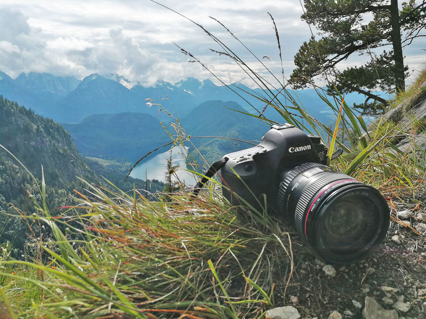 Foto einer Kamera Canon Eos 5D auf einem Felsvorsprung